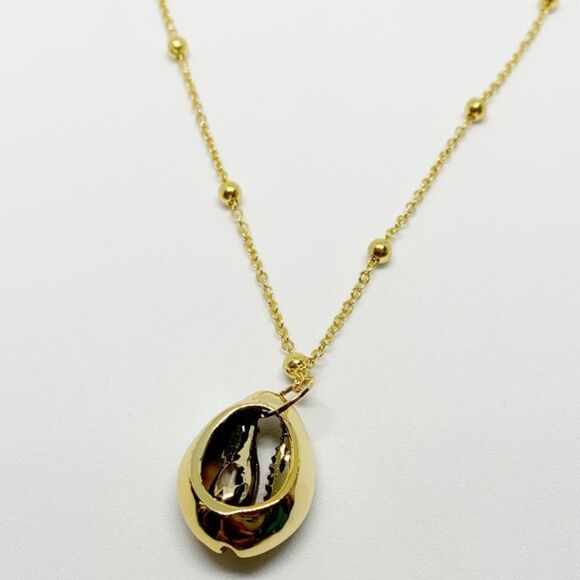 Gold Lovely Cowrie SeaShell Necklace (V1) - Picture 3 of 4